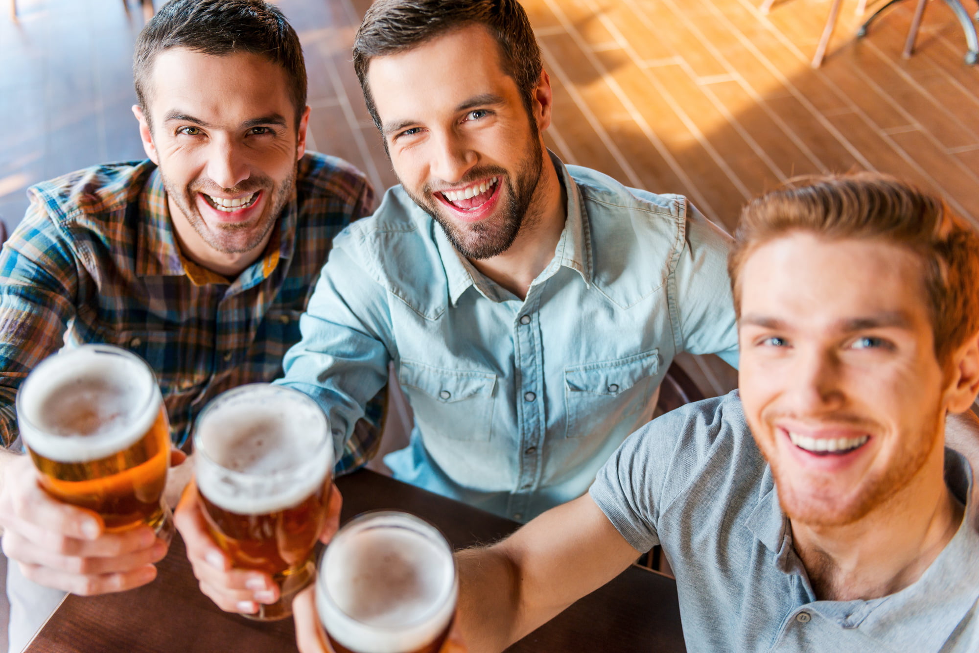 Попит фото. Мужчина с пивом. Мужики пьют пиво. Друзья пьют пиво. Мужчина с друзьями в баре.